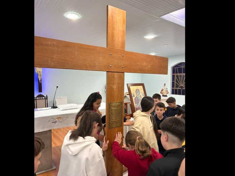 Foto de capa da notícia Cruz peregrina, Ícone de Nossa Senhora e Capelinha de São Carlo Acutis, Símbolos da Juventude peregrinaram por nossa Paróquia.