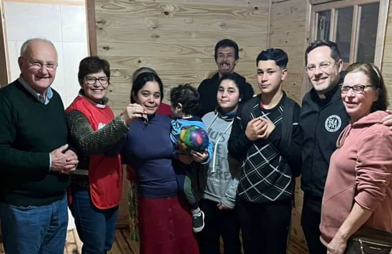 Foto de capa da notícia Cáritas Diocesana e Cáritas Cristo Operário se unem e entregam casa para família em vulnerabilidade social